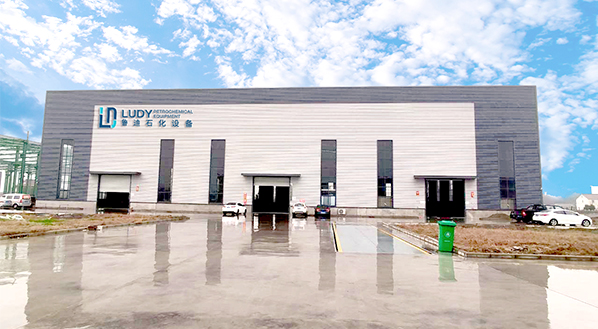 關(guān)于魯?shù)鲜? ></dt>
            <dd>
                <p>
                    江蘇魯?shù)鲜O(shè)備有限公司是一家集研發(fā)，設(shè)計(jì)、生產(chǎn)、銷售和服務(wù)為一體的現(xiàn)代技術(shù)企業(yè)。涵蓋石油和天然氣行業(yè)，涉及油田，氣田及水處理環(huán)保等領(lǐng)域。 <br>
                    公司致力于成為油田設(shè)備領(lǐng)域的行業(yè)領(lǐng)跑者，產(chǎn)品包含分離器，換熱器等地面測(cè)試設(shè)備和水處理等環(huán)保設(shè)備，立足于全國市場(chǎng)，緊密結(jié)合油氣行業(yè)上中下游不同特點(diǎn)，深挖客戶應(yīng)用。公司擁有強(qiáng)大的工程制造和設(shè)計(jì)制造能力。我們?cè)谀崛绽麃啞⒍砹_斯、泰國、緬甸、沙特阿拉伯等許多國家都有成功的項(xiàng)目經(jīng)驗(yàn)。<br>
                    魯?shù)鲜劳袕?qiáng)大的研發(fā)實(shí)力，融合世界前沿的技術(shù)理念，快速響應(yīng)客戶的變化需求，為行業(yè)客戶提供先進(jìn)、可靠、安全、高質(zhì)量、的成套工程設(shè)施和產(chǎn)品解決方案，以及相關(guān)軟硬件產(chǎn)品、平臺(tái)及服務(wù)。
                </p>
                
            </dd>
        </dl>
    </div>
</div>
<!--news-->
<div   id=